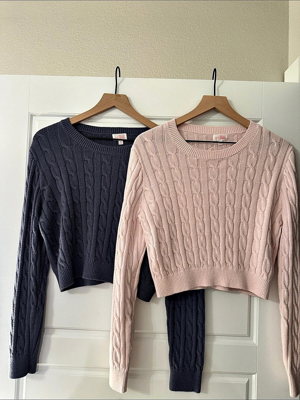 2 Millie Bobby Brown Cable Knit Sweater in Pink & Blue XL Like New